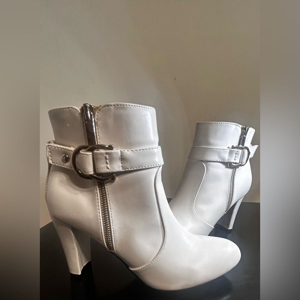 *SALE*Guess GFRYESE White Ankle Boots w Free Guess Bracelet